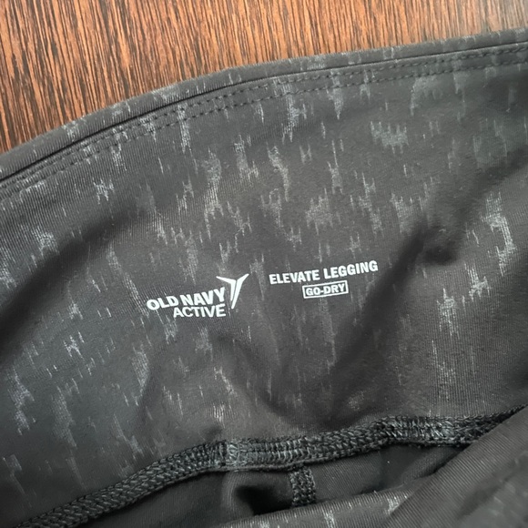 EUC Old Navy leopard print Elevate 7/8 Leggings - Picture 2 of 4